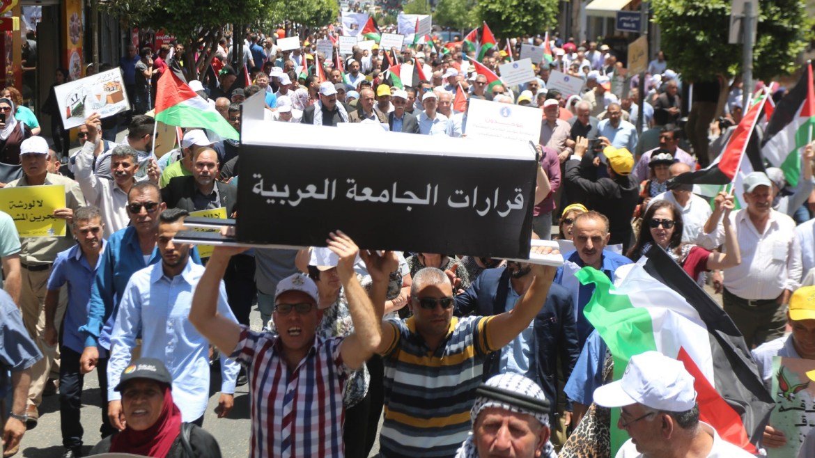 شارك مئات الفلسطينيين، في مسيرات ووقفات، في الضفة الغربية المحتلة، الإثنين، احتجاجا على مؤتمر المنامة الاقتصادي، مطالبين بمقاطعته. ورفع المشاركون في وقفة نظمت على ميدان المنارة، وسط رام الله، لافتات منددة بمؤتمر المنامة، وكالة الأناضول