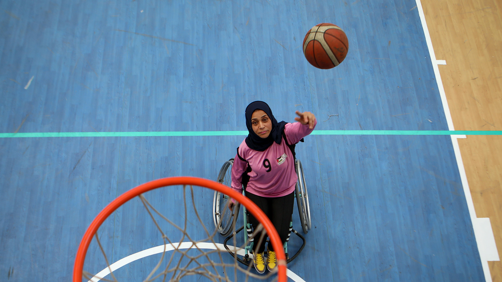 منى خطاب شاركت في تأسيس أول فريق كرة سلة لذوي الإعاقة بقطاع غزة (الجزيرة)