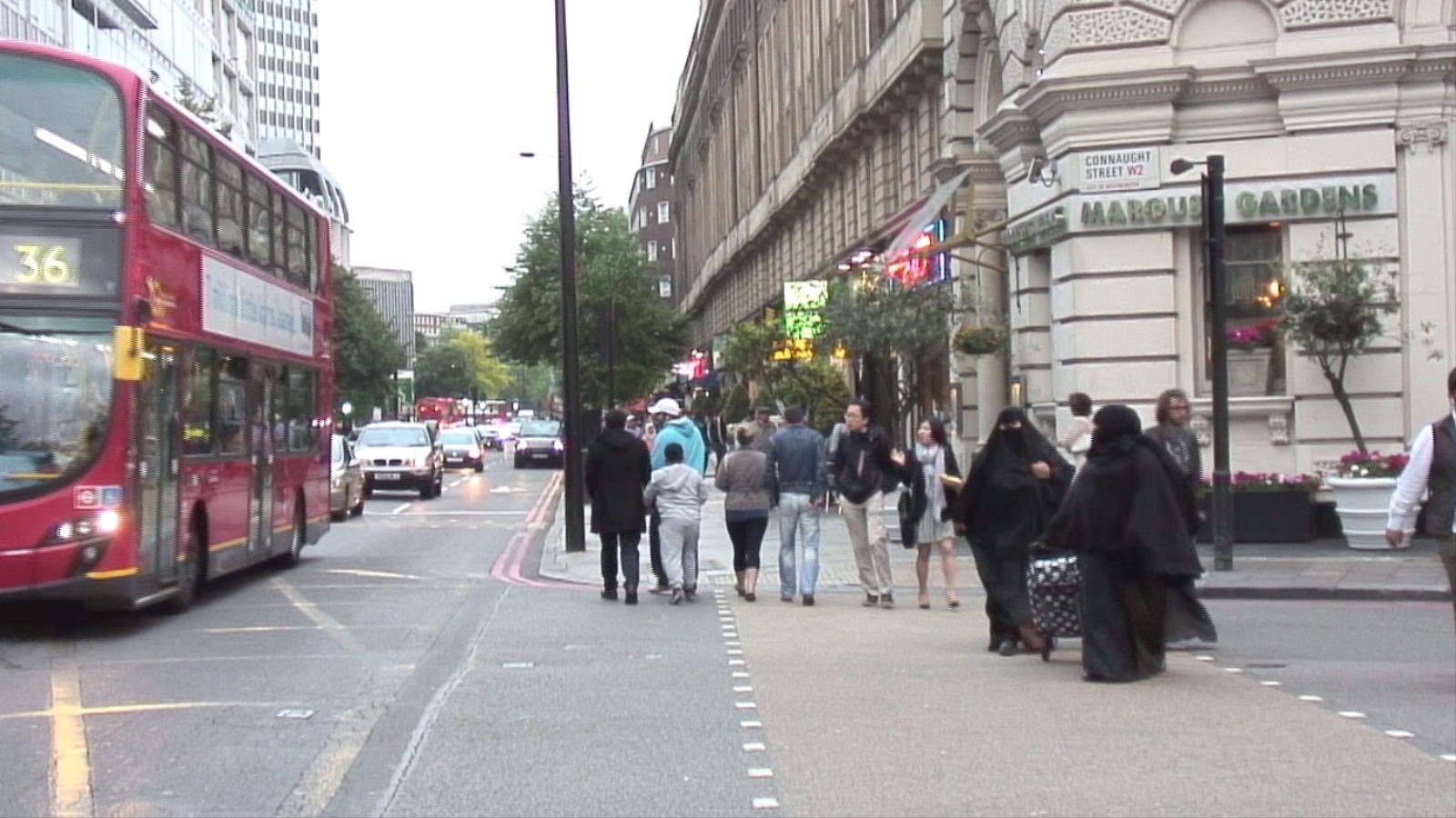 صورة عامة لمسلمين في شارع أكسفورد (الجزيرة)