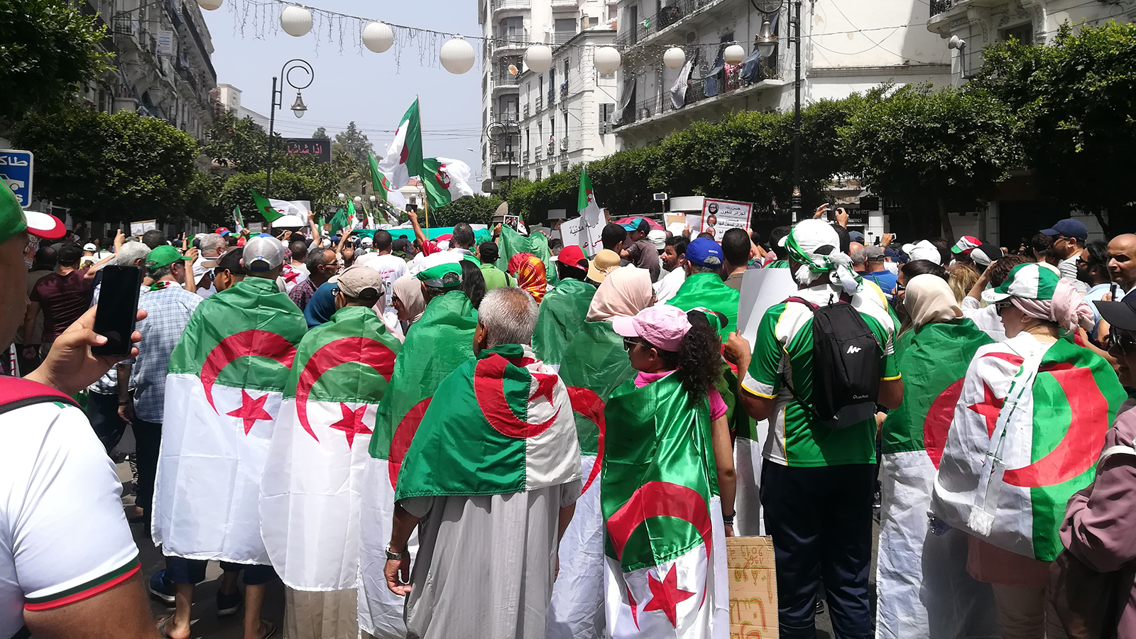 ‪مسيرات الجمعة من كل أسبوع في الجزائر واصلت الدعوة إلى رحيل بن صالح‬ مسيرات الجمعة من كل أسبوع في الجزائر واصلت الدعوة إلى رحيل بن صالح (الجزيرة-أرشيف)