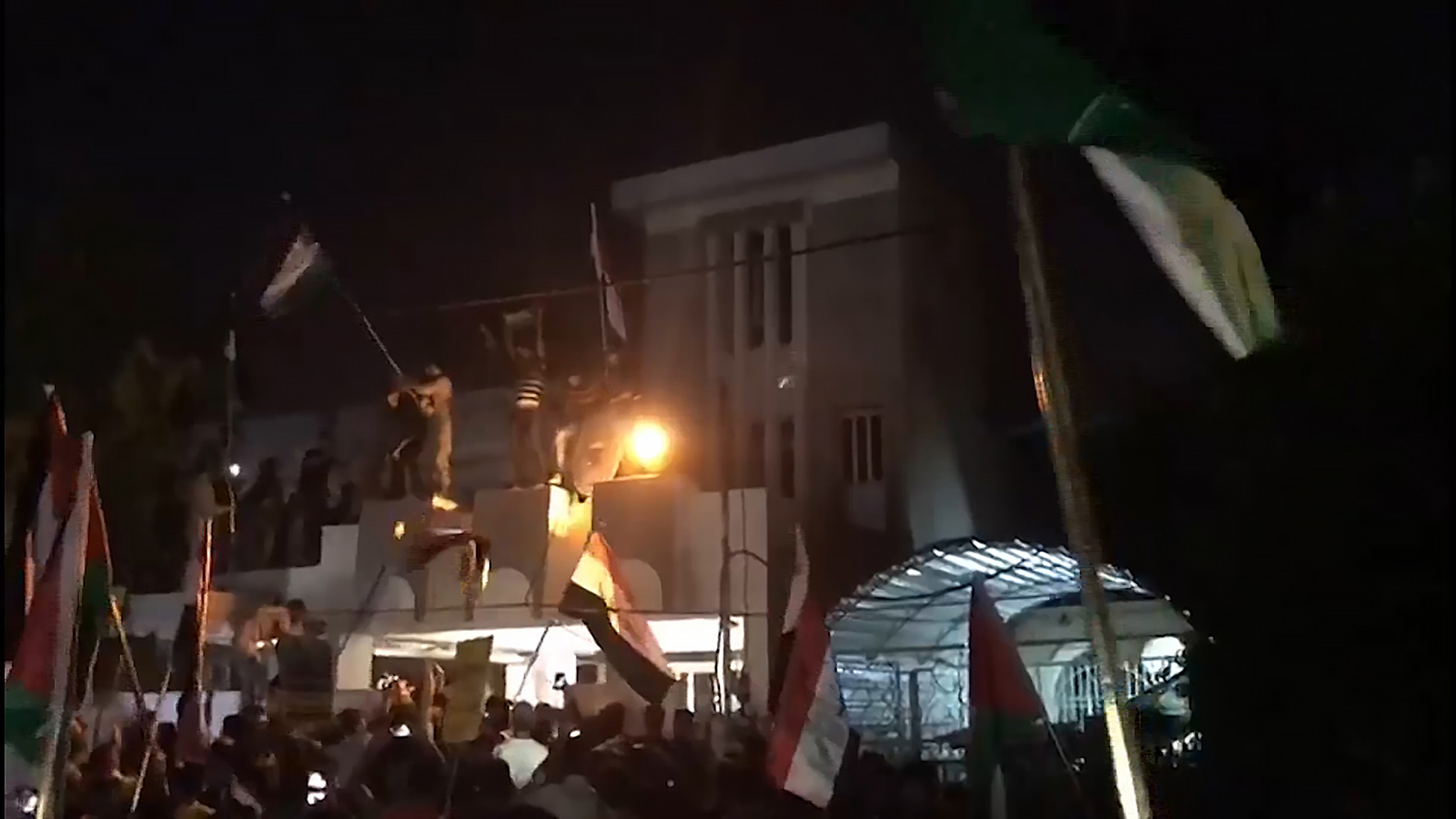 اقتحام مئات من العراقيين الغاضبين السفارة البحرينية في بغداد نهاية الشهر الماضي (الجزيرة)
