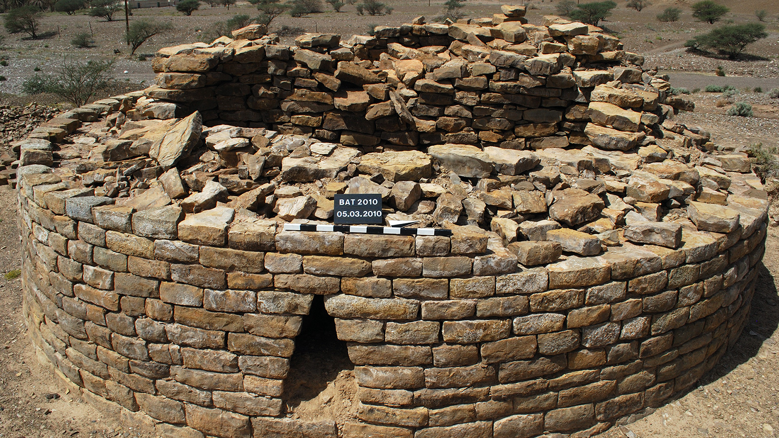 إحدى المقابر يعود تاريخها للألفية الثالثة قبل الميلاد في منطقة بات الأثرية(وزارة التراث العمانية)