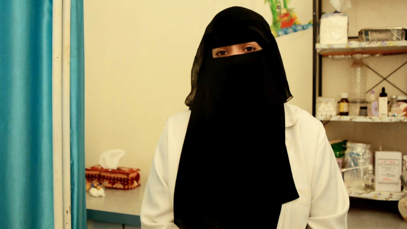 ‪الدكتورة أم عبد الرحمن تخاف على أبنائها أثناء عملها في عيادتها الخاصة بصنعاء‬ (الجزيرة)