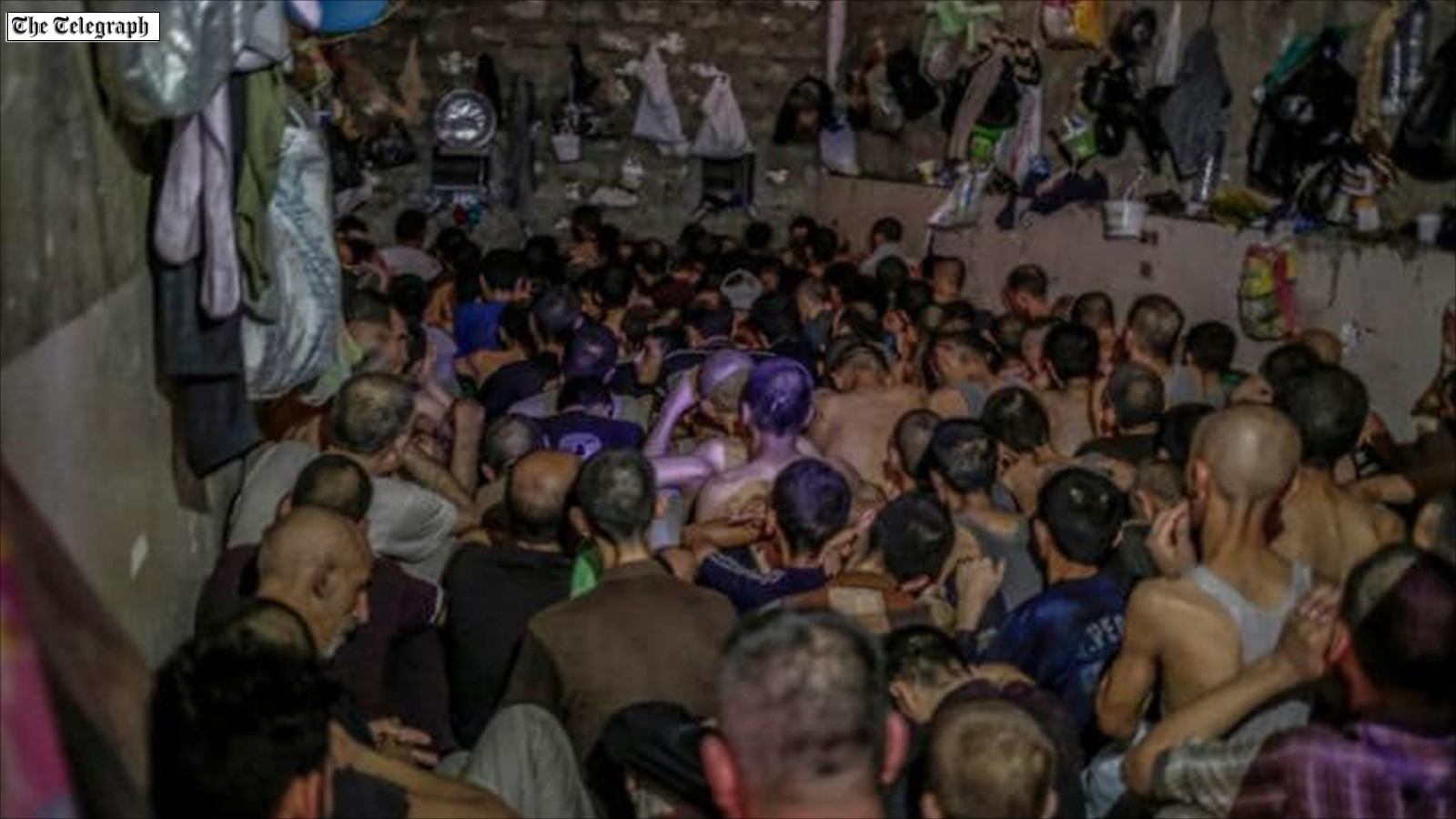 العشرات من المعتقلين في غرفة صغيرة بسجن في الموصل بتهمة الانتماء لتنظيم الدولة (أسوشيتد برس-أرشيف)