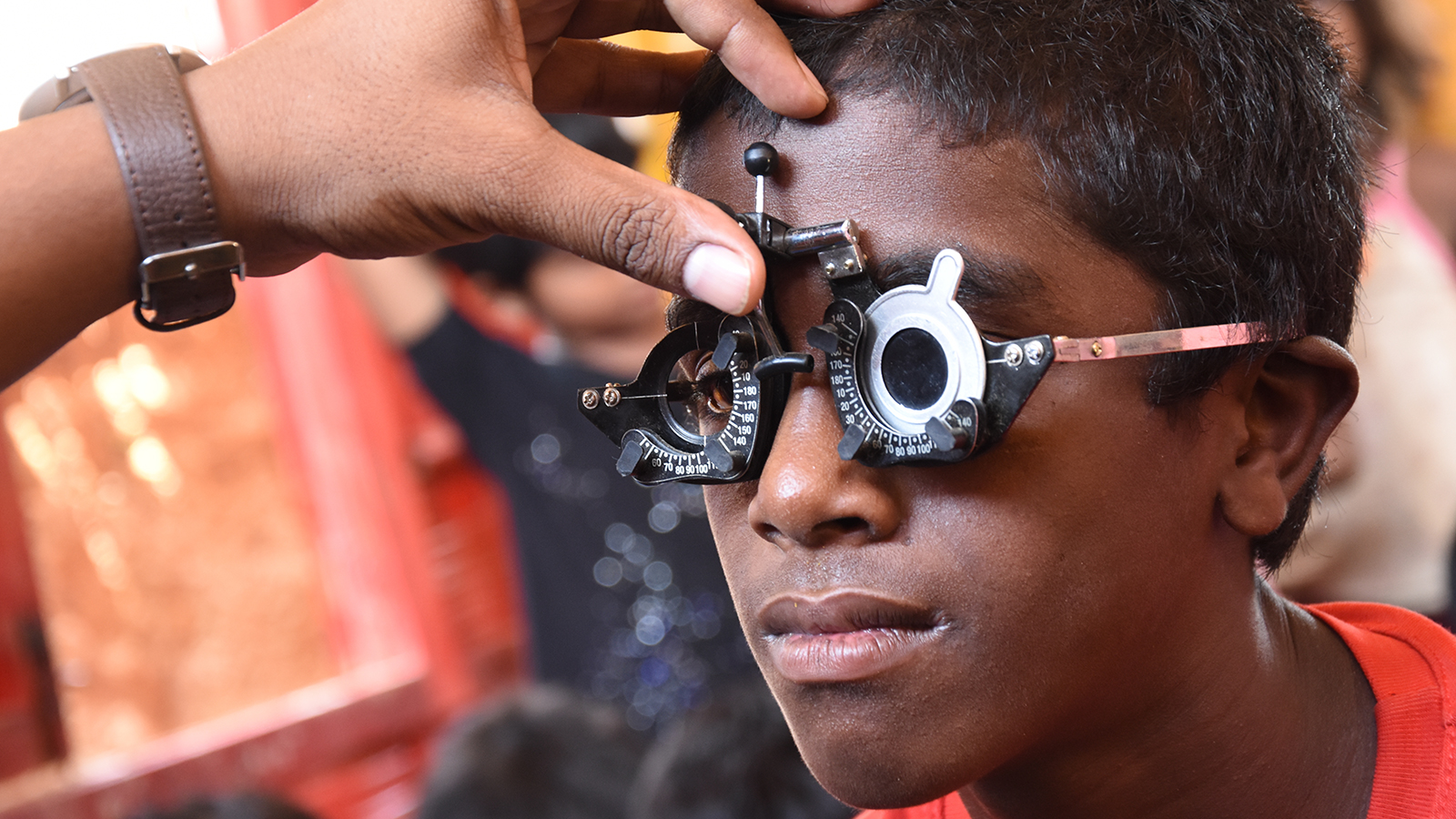 ‪المبادرة وزعت 260 ألف نظارة طبية مجانا‬  (الجزيرة)