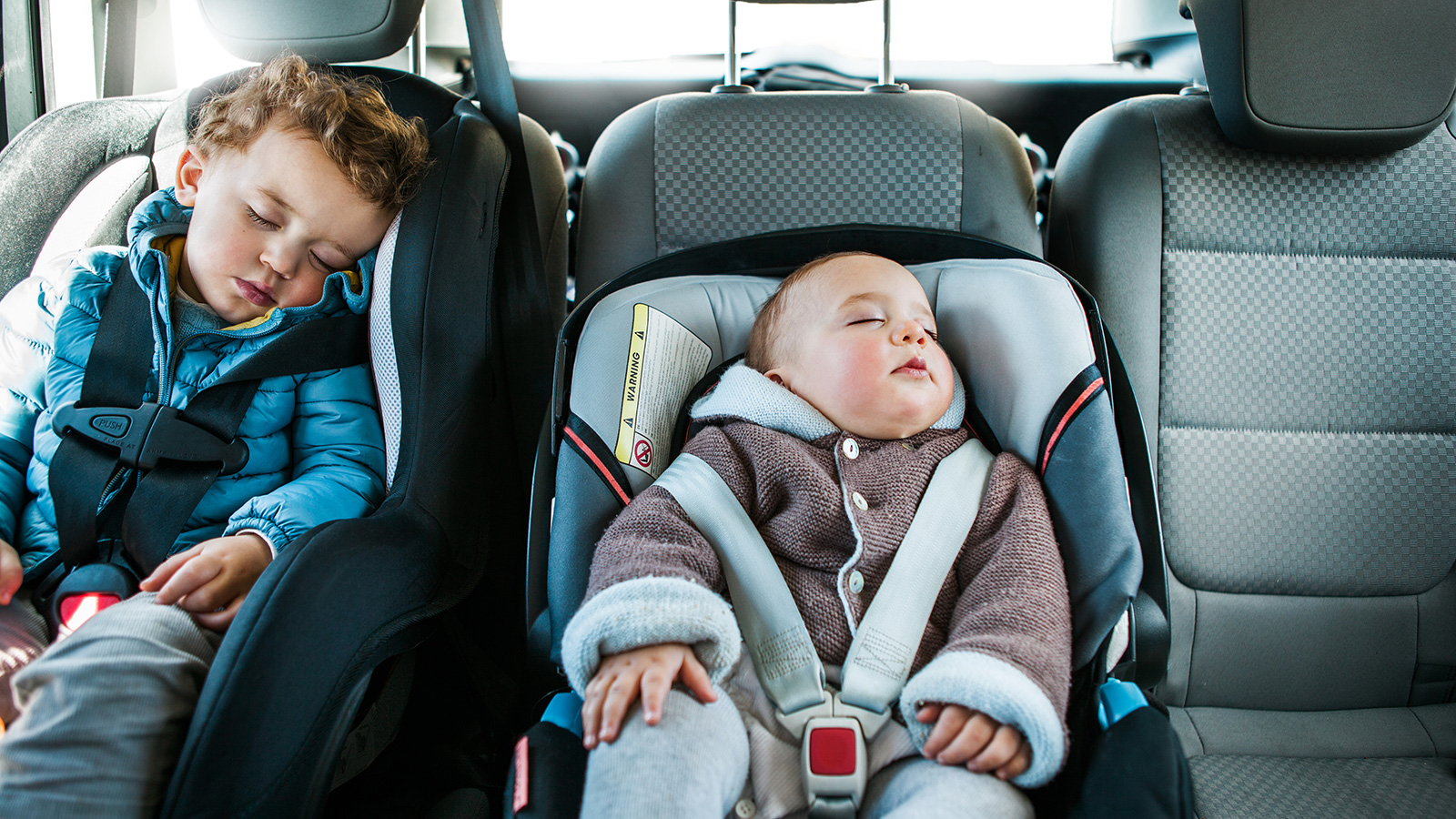 ‪الجلوس في مقعد السيارة الخلفي بمواجهة الطريق وربط الحزام بإحكام أفضل لسلامة الطفل‬ (مواقع التواصل)