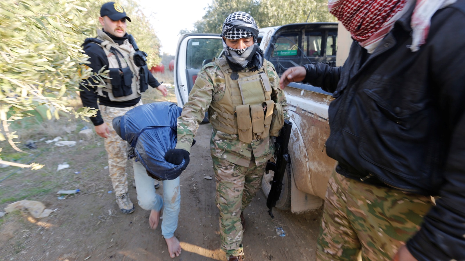 قوة عراقية تعتقل أحد عناصر تنظيم الدولة قرب الموصل قبل عامين (رويترز)