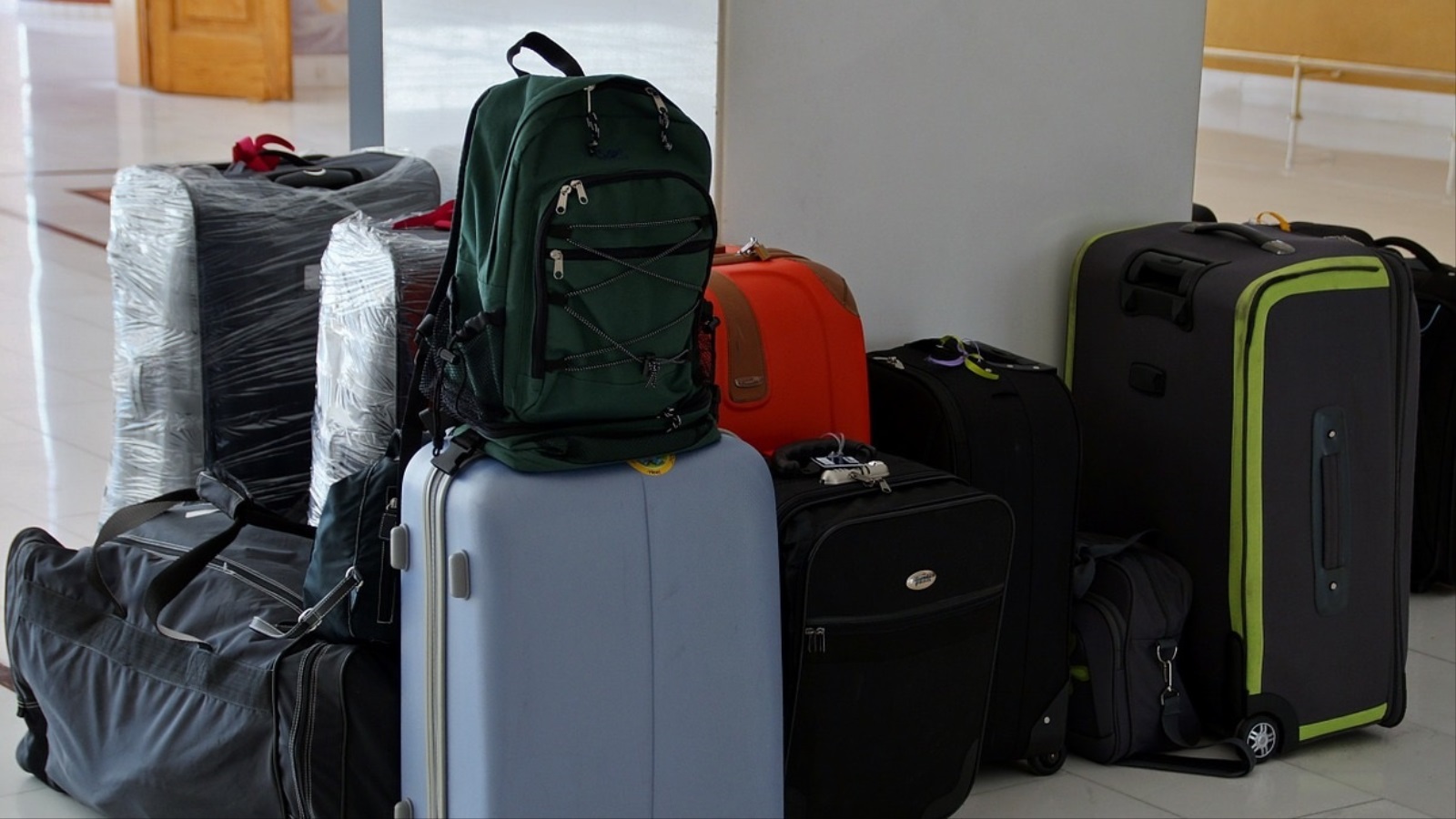 ‪تجنبي حمل عدد كبير من الحقائب لتسهيل عملية الحركة والتنقل‬ (بيكساباي)