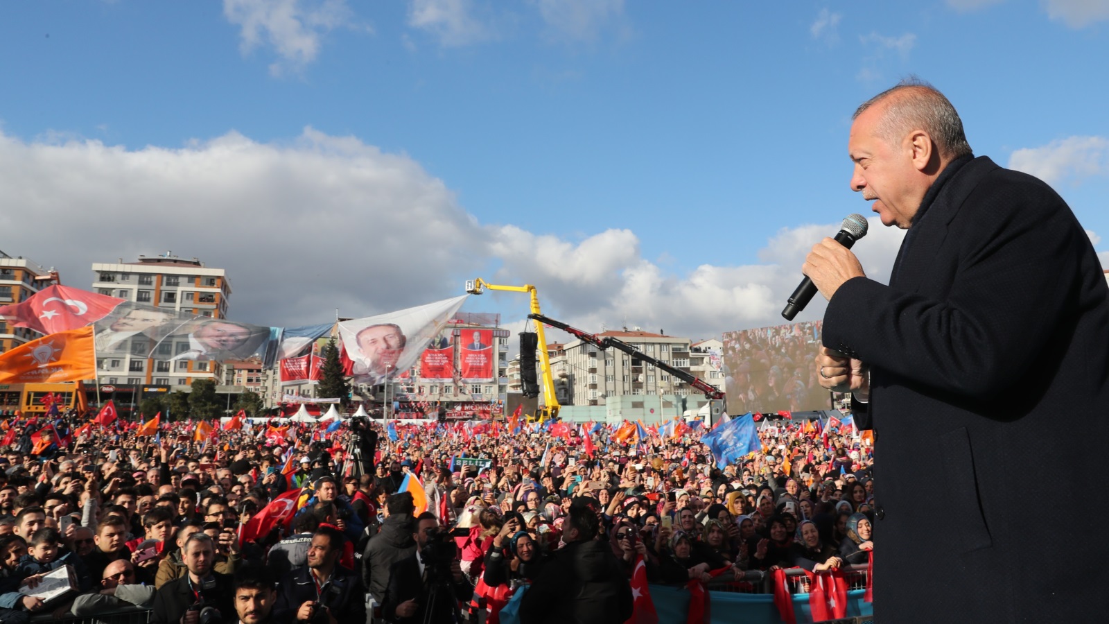 ‪أردوغان وحزبه ما زالا يحظيان بشعبية كبيرة رغم التراجع النسبي‬ (وكالة الأناضول)