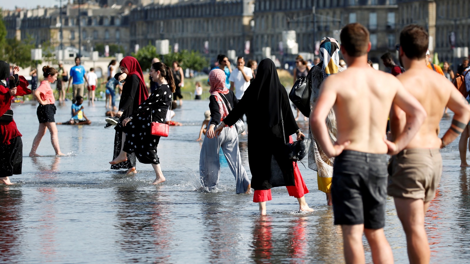 ‪فرنسيون يهربون من درجات الحرارة المرتفعة في مدينة بوردو في 26 يونيو/حزيران الماضي‬ (رويترز)