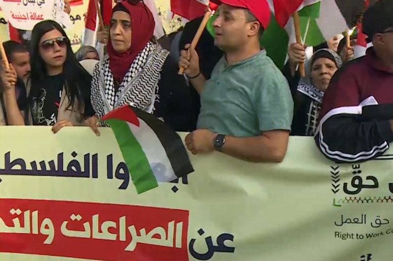 احتجاجات بمخيمات اللاجئين الفلسطينيين بلبنان رفضا لقرارات وزارة العمل