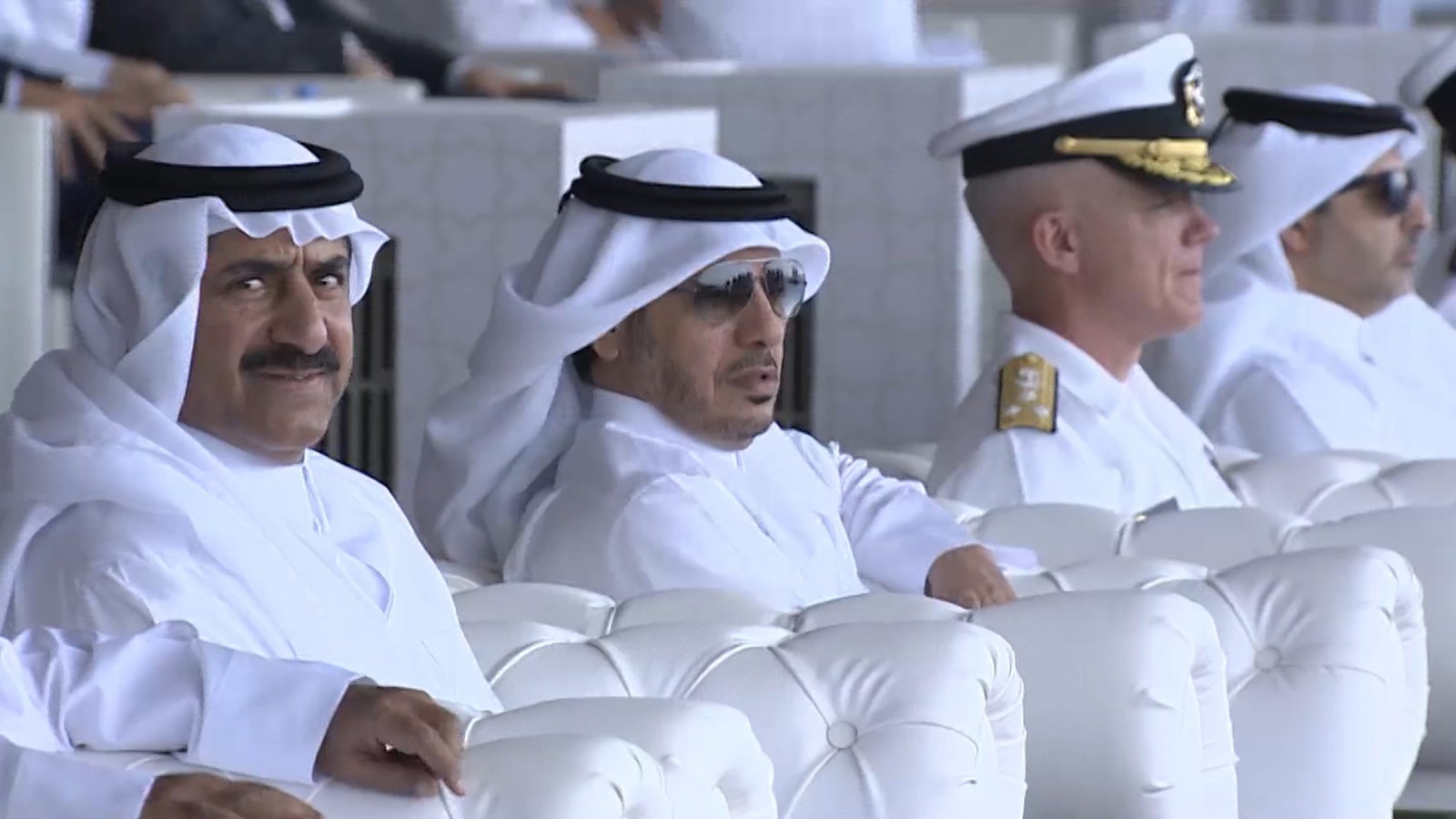 ‪رئيس الوزراء القطري‬  (وسط) (الجزيرة)