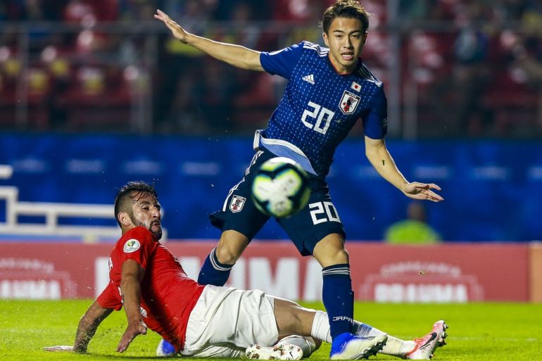 SAO PAULO, BRAZIL - JUNE 17: Hiroki Abe of Japan competes for the ball against Guillermo Maripan of Chile during the Copa America Brazil 2019 group C match between Japan and Chile at Morumbi Stadium on June 17, 2019 in Sao Paulo, Brazil. (Photo by Alessandra Cabral/Getty Images)