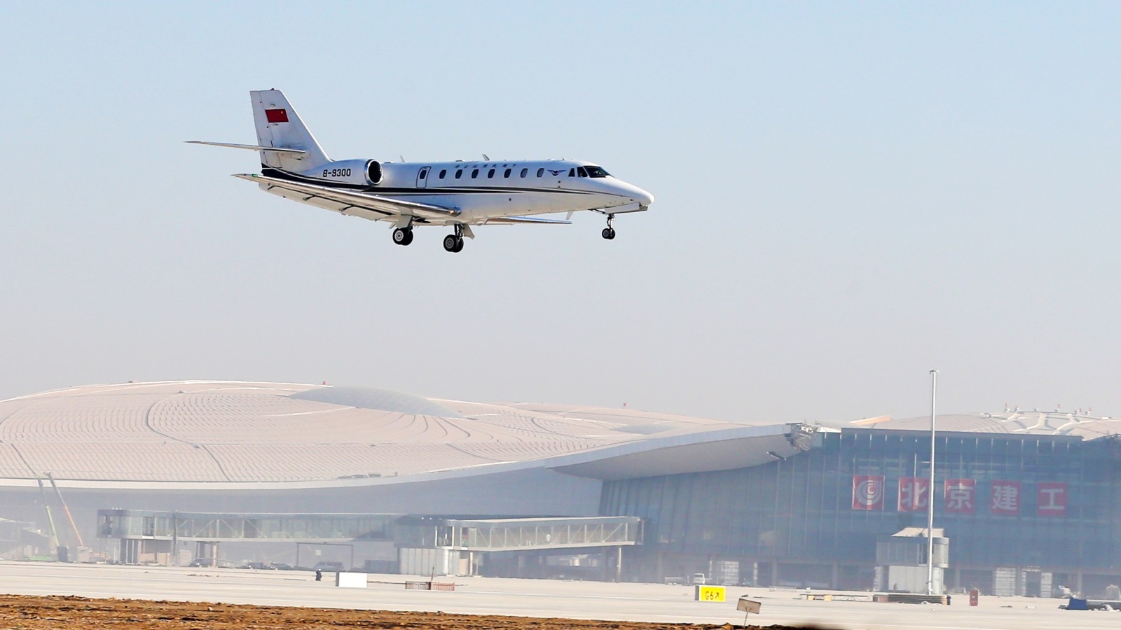 ‪يتوقع أن يكون المطار أحد أكثر مراكز الحركة الجوية ازدحاما على مستوى العالم‬ (رويترز)