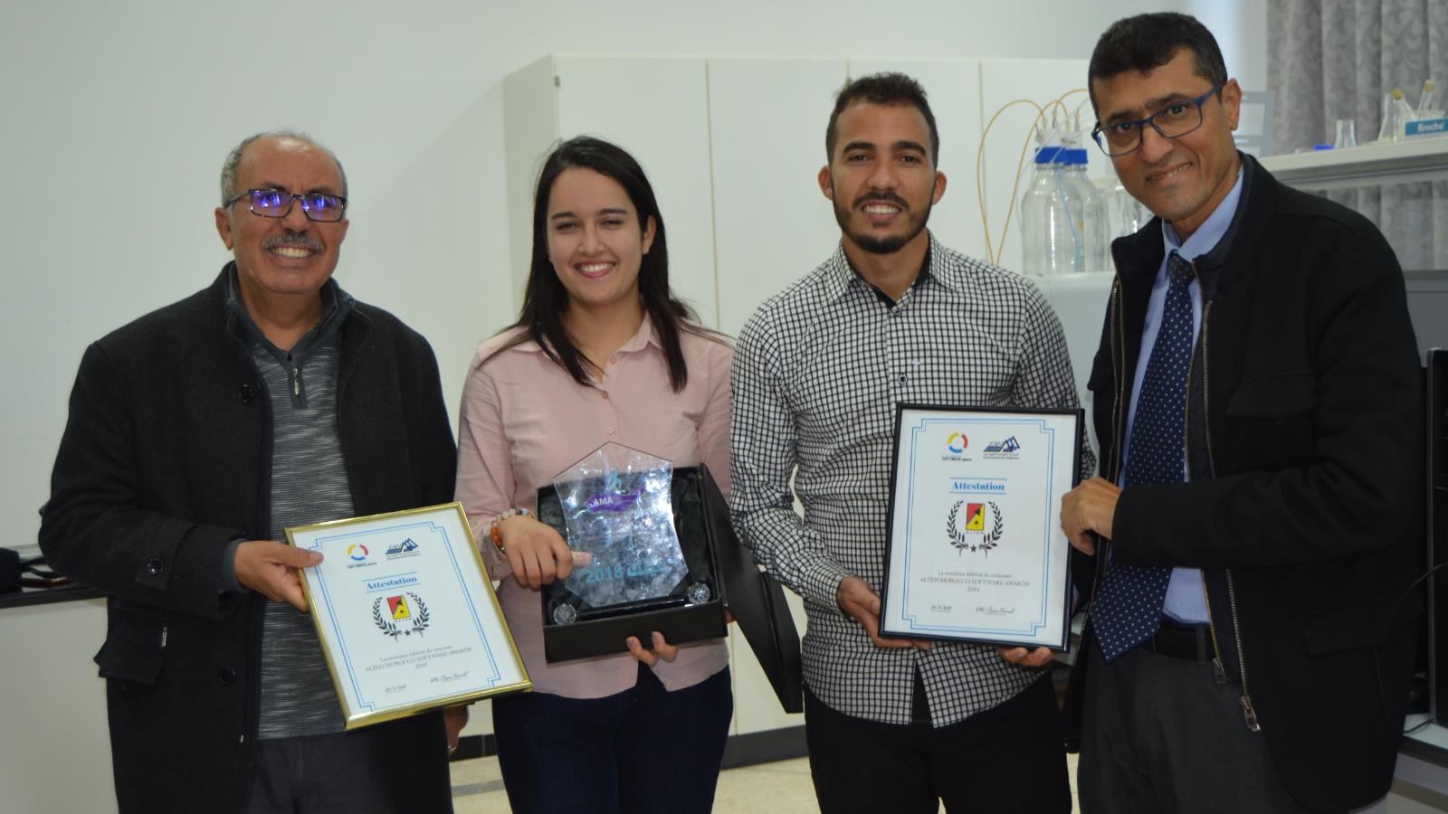 الطالبان عزيز ياسين وابتسام خلوق (وسط الصورة)  تلقيا عروضا من بعض الشركات بعد تتويجهما بالجائزة (الجزيرة)
