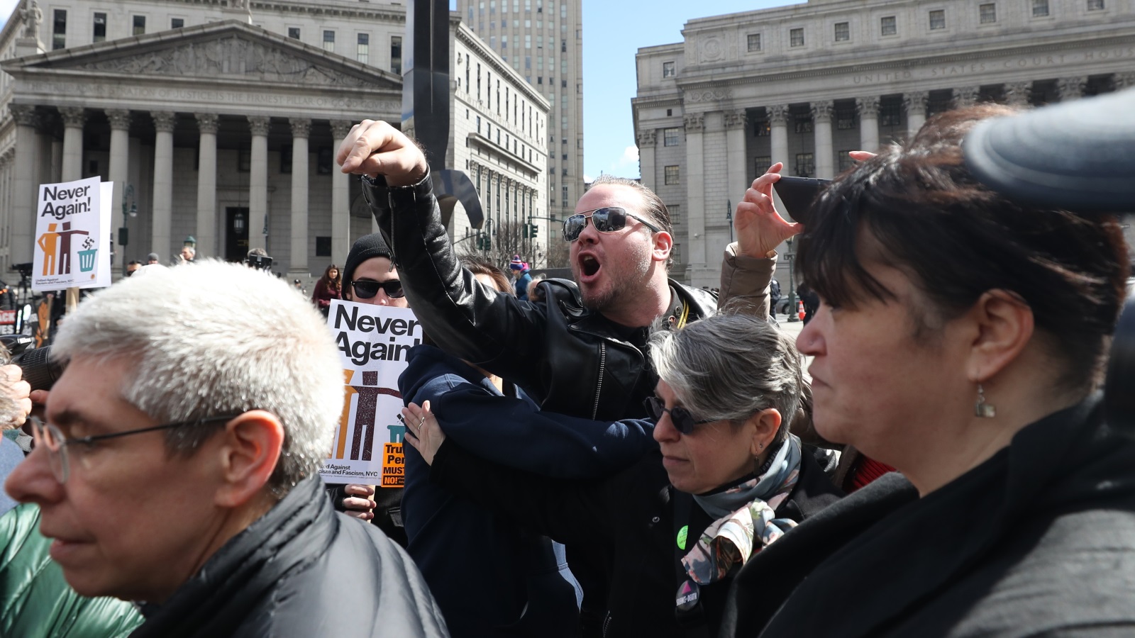 ‪أنصار ترامب يهاجمون مظاهرة ضد العنصرية في نيويورك في مارس/آذار الماضي‬ (الأناضول)