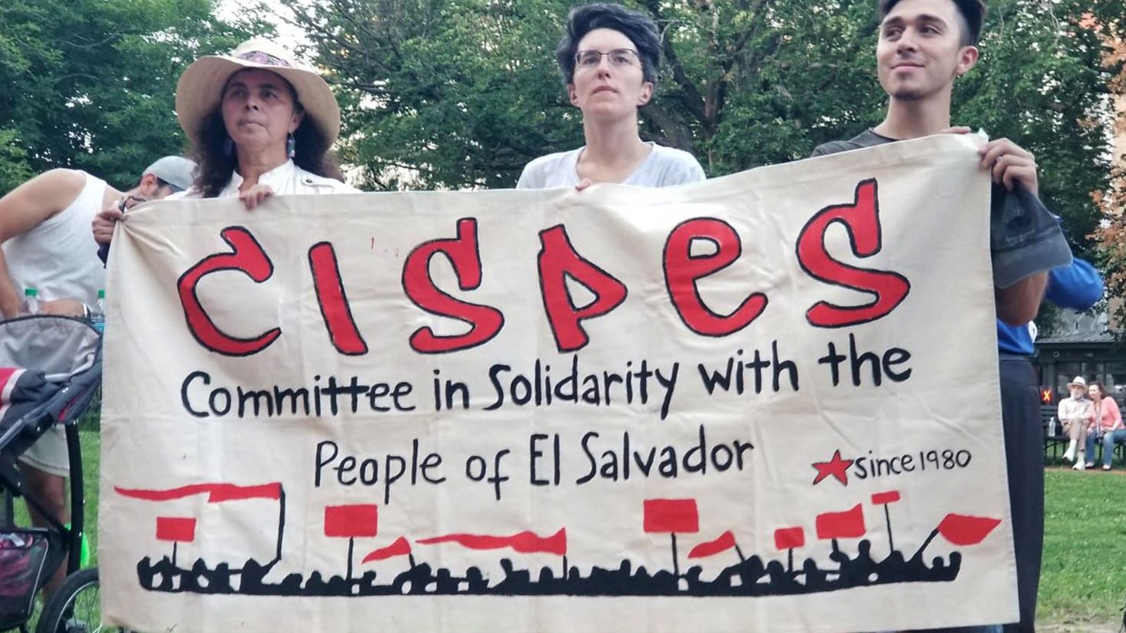 ‪متظاهرون يحملون شعار جمعية ترعى مهاجري السلفادور بواشنطن‬ (الجزيرة)