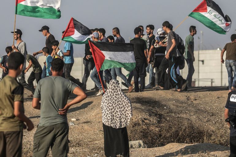 epa07742804 Palestinians protesters take part during the clahses near the border between Israel and Gaza Strip, east of Gaza Strip, 26 July 2019. EPA-EFE/MOHAMMED SABER