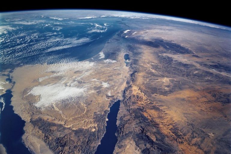 Said سعيد - صورة جوية للبحر الميت (متاحة) – المصدر: ناسا (NASA/Hubble) - لغز تكون الأملاح في منتصف قاع البحر الميت