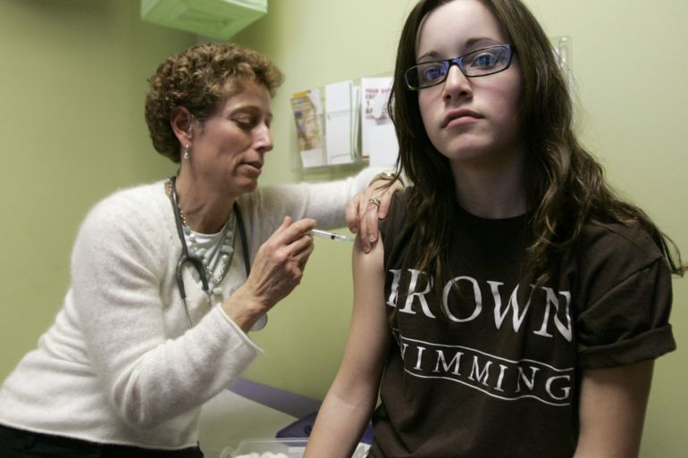 Nancy Brajtbord, RN, (L) administers a shot of gardasil, a Human Papillomavirus vaccine, to a 14-year old patient (who does not wish to be named) in Dallas, Texas March 6, 2007. Texas Governor Rick Perry issued an executive order requiring girls entering the sixth grade to be vaccinated against the sexually transmitted human papillomavirus, or HPV. REUTERS/Jessica Rinaldi (UNITED STATES)
