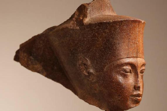 Omran Abdullah - تمثال رأس الملك توت عنخ آمون، المنحوت من حجر كوارتزيت، يعود تاريخه إلى أكثر من 3000 عام (مواقع التواصل) - الرحلة الكاملة لرأس الفرعون الذهبي والآثار المصرية الثمينة المباعة بمزاد لندن