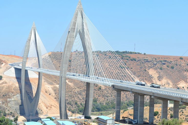 جسر معلق يمتد على مسافة 950 متر فوق نهر أبي رقراق