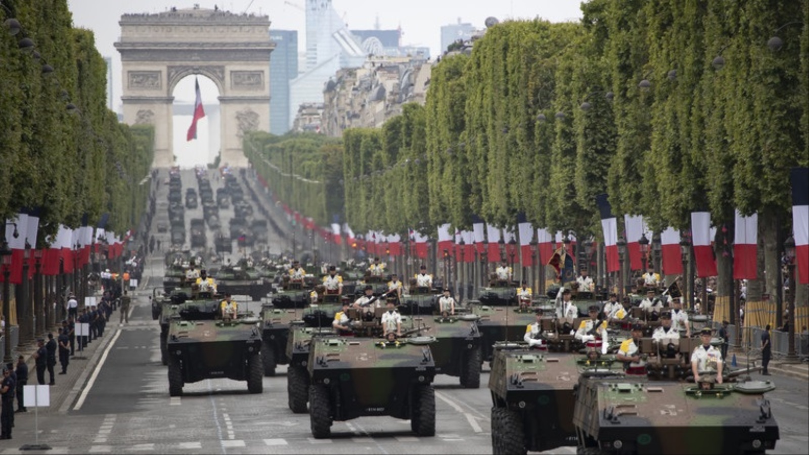 ‪آليات عسكرية فرنسية خلال العرض‬ (الأوروبية)