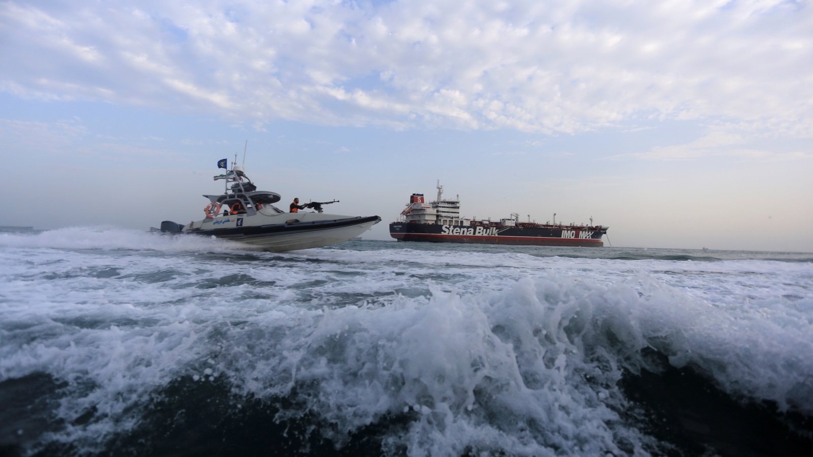 ‪قوارب الحرس الثوري تقترب من ناقلة بريطانية‬ (رويترز)