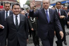 Turkey's President Tayyip Erdogan (C), flanked by Deputy Prime Minister Ali Babacan (L), leaves after he visited the Islamic unit of Ziraat Bank in Istanbul, Turkey, May 29, 2015. Turkish President Tayyip Erdogan said the launch of Ziraat Bank's Islamic business should help to attract new funds to Turkey and urged other state lenders to help to triple Islamic banking's share of the market by 2023. Islamic finance has developed slowly in Turkey, the world's eighth most populous Muslim nation, partly because of political sensitivities and the secular nature of its laws. However, the landscape began to change in 2012, when the government issued its first $1.5 billion Islamic bond and kick-started regulatory moves to allow wider use of Islamic finance contracts. REUTERS/Murad Sezer