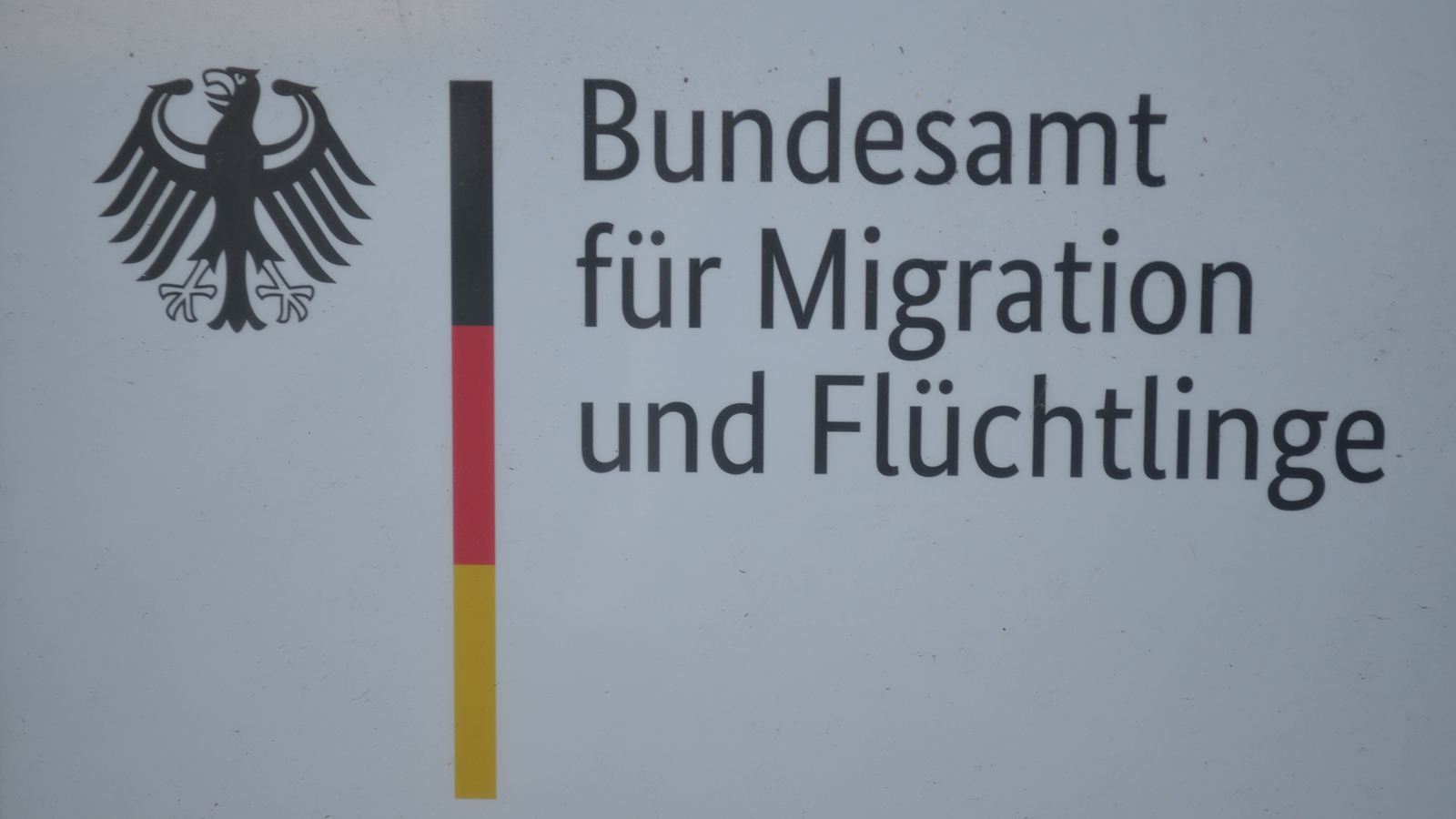 شعار المكتب الاتحادي للهجرة واللجوء بمدينة دريسدن الألمانية (الجزيرة نت)