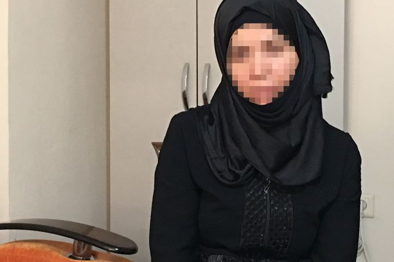 لا يقل التعذيب النفسي بسجون نظام بشار الأسد، قسوة عن التعذيب الجسدي، حيث قال سَجّانُوا المُعلمة رفيدة زيتون: "سترين طفلك بعد أن يصبح شابا"، مؤكدين لها أنها ستبقى معتقلة لسنوات طويلة. اعتقلت رفيدة (38 عاما) بنت مدينة دمشق، عام 2014 لمدة عامين، لكن أوهموها في السجن أنها لن تخرج في الأمد القريب، ولن تتمكن من رؤية ابنها صاحب الـ6 أعوام إلا وهو شابا، ما أدى إلى تحطمها نفسيا. السيدة السورية بدأت رواية قصتها للأناضول بالقول: "اعتقلت مع والدتي وأختي عامين، بسبب نشاط أخي، كوسيلة ضغط لتسليم نفسه". ( Eşref Musa - وكالة الأناضول )
