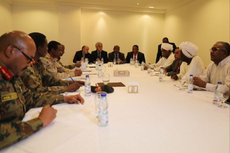 epa07693054 Representatives of the Transitional Military Council and the Freedom and Change opposition attend negotiations mediated by the African Union and Ethiopian special envoy in Khartoum, Sudan, 03 July 2019. A day earlier the African mediators said that negotiations between the Transitional Military Council (TMC) and the opposition coalition will resume on 03 July 2019 following the million man march on 30 June. EPA-EFE/MORWAN ALI