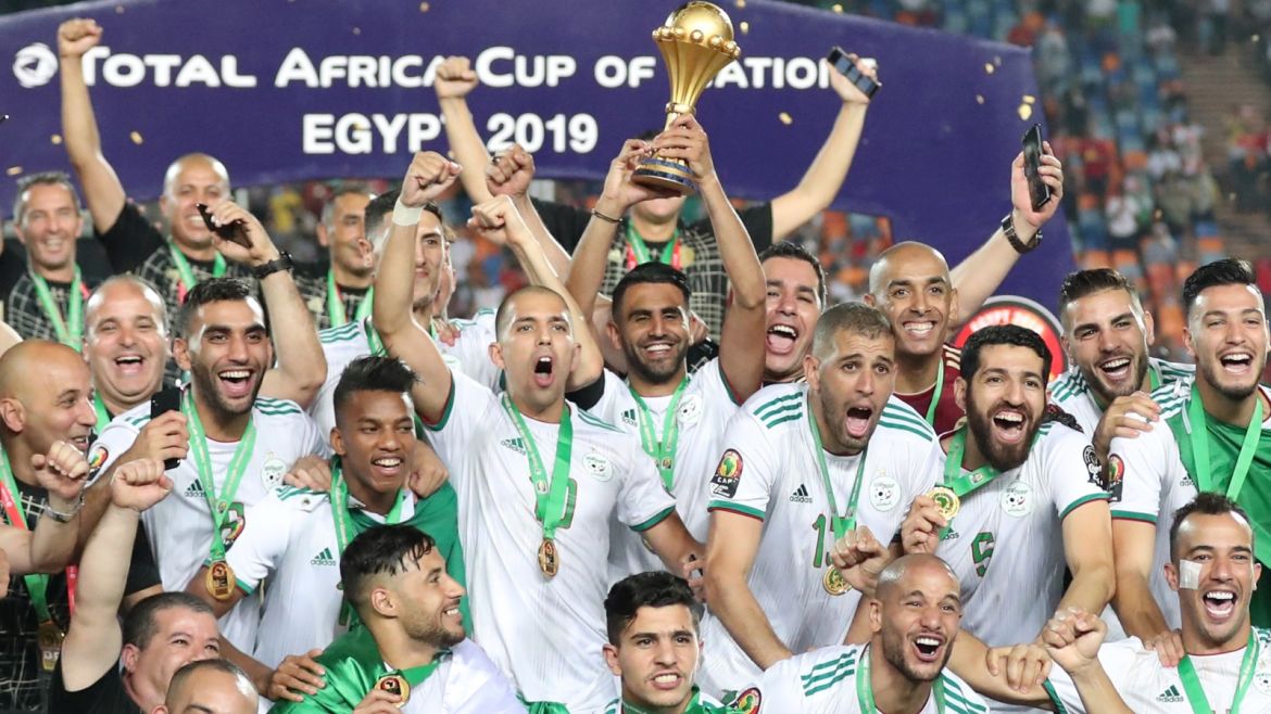 Soccer Football - Africa Cup of Nations 2019 - Final - Senegal v Algeria - Cairo International Stadium, Cairo, Egypt - July 19, 2019    Algeria's Riyad Mahrez lifts the trophy as they celebrate winning the Africa Cup of Nations   REUTERS/Suhaib Salem