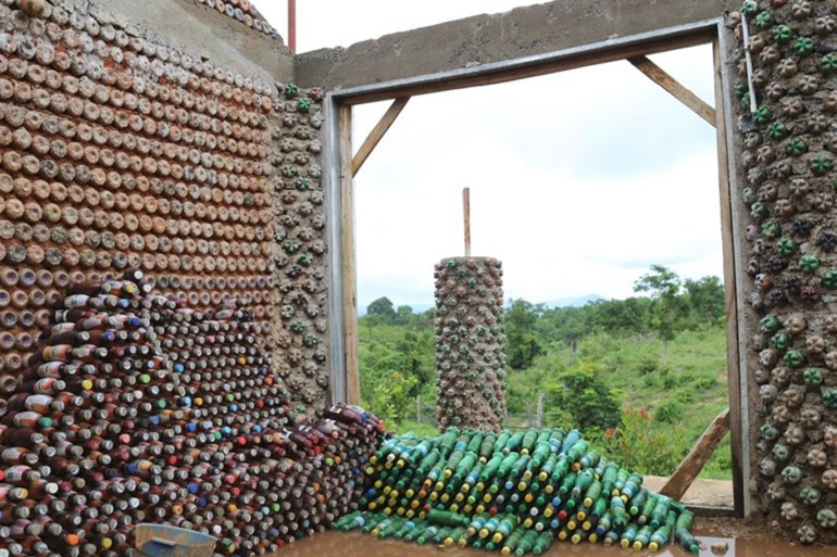 معماري نيجيري يبني أكبر منزل بلاستيك مدور في إفريقيا