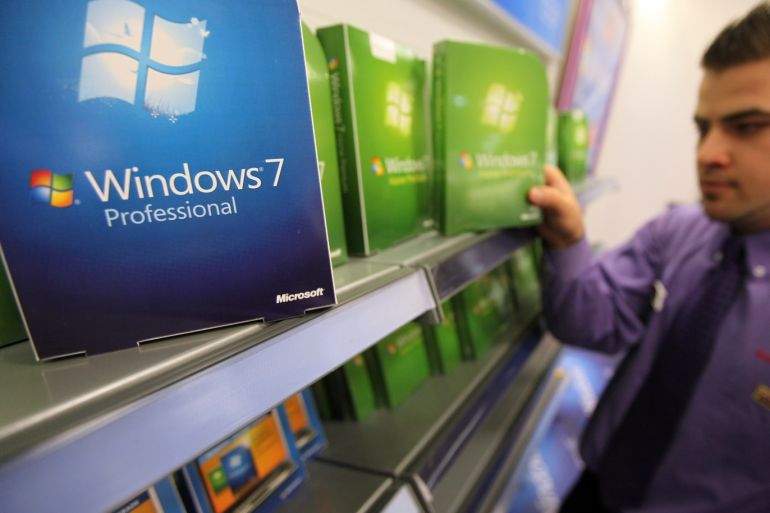 LONDON, ENGLAND - OCTOBER 21: A computer store employee stacks copies of Microsoft's new operating system 'Windows 7' ahead of its official launch at midnight tonight on October 21, 2009 in London, England. Microsoft's much-anticipated version of its Windows operating system for PCs aims to eradicate many of the problems associated with its predecessor 'Vista'. (Photo by Oli Scarff/Getty Images)