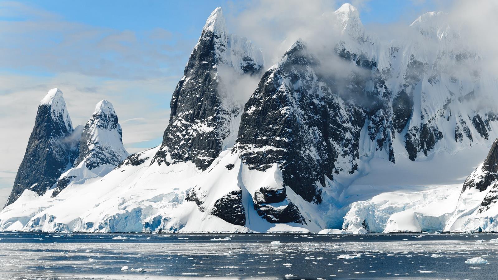 ‪التغلب على مشكلة الاحترار المناخي الذي يتسبب في انهيار الصفائح الجليدية في أنتاركتيكا يأتي في المقام الأول‬ (بيكساباي)