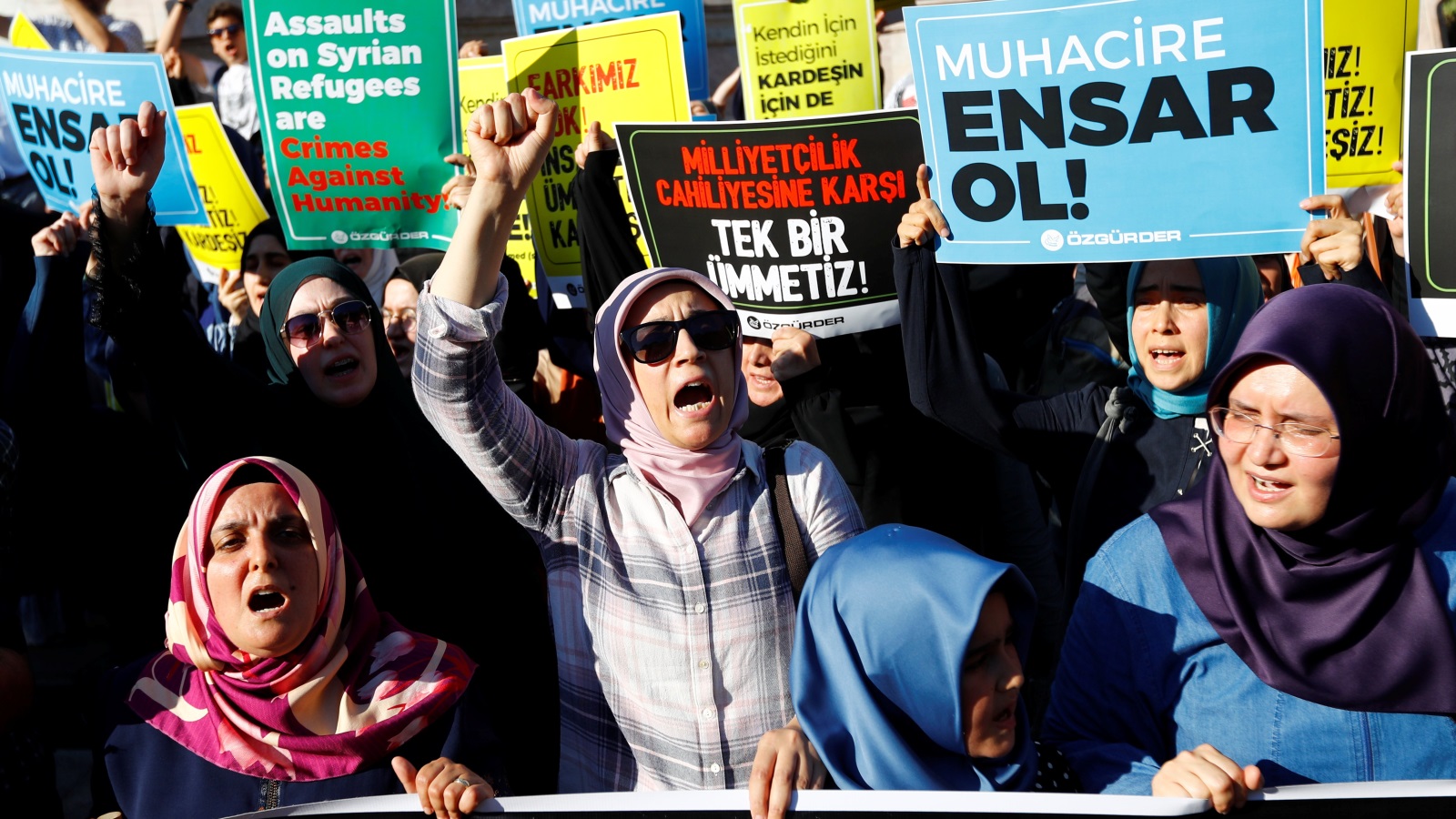 ‪المتظاهرون تجمعوا قرب بلدية إسطنبول الكبرى‬  (رويترز)