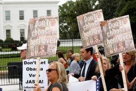 Protesters and family members of 9/11 victims protest in front of the White House regarding President Barack Obama's threatened veto of the Justice Against Sponsors of Terrorism Act (JASTA) in Washington, U.S., September 20, 2016. REUTERS/Gary Cameron
