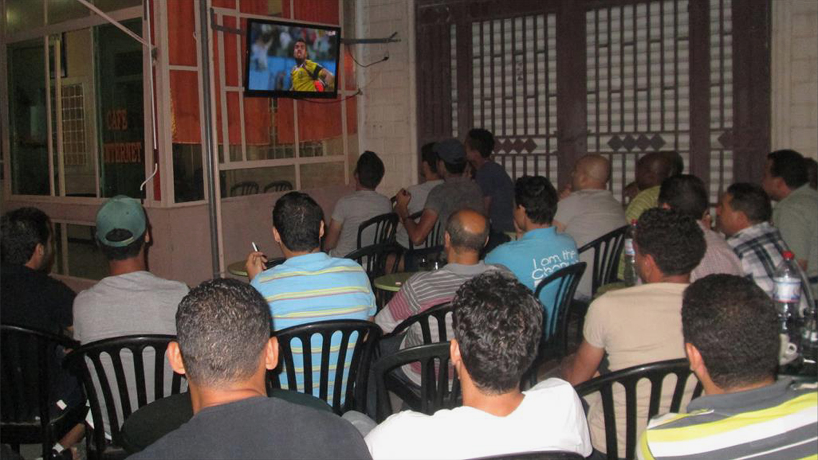 ‪شباب تونسيون في مقهى يتابع نتائج مباراة كرة قدم‬ (الجزيرة)