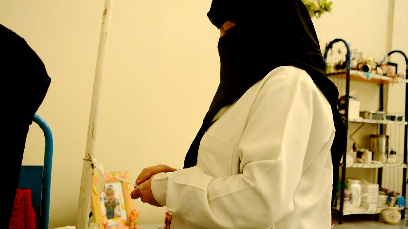 ‪الأم العاملة في اليمن تواجه صعوبات كبيرة أثناء إجازة المدارس الصيفية‬ (الجزيرة)