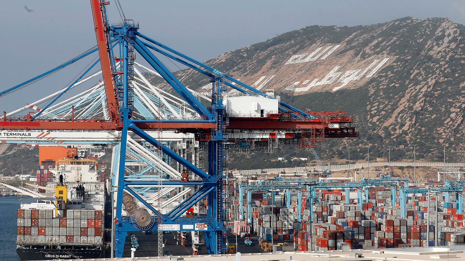‪ميناء طنجة أصبح الأكبر في البحر المتوسط من حيث الطاقة الاستعابية للحاويات‬ (الجزيرة)