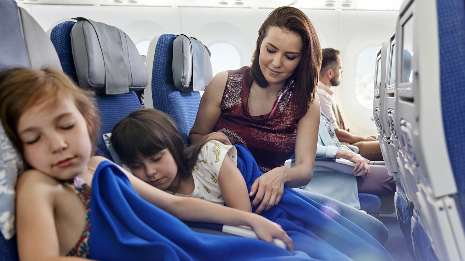 ‪خلال الرحلة الجوية بالطائرة اربطي طفلك بحزام الأمان طوال الوقت واصطحب سترات وأغطية فالطفل يصاب بالبرد بسرعة‬ (غيتي)