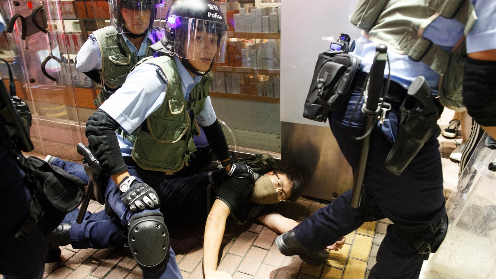 ‪اعتقال أحد المتظاهرين بعد المواجهات‬ (رويترز)