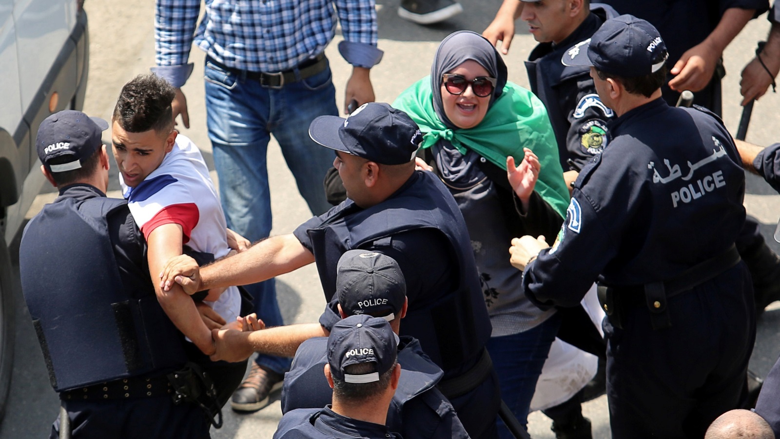 قوات الأمن اعتقلت في الأسابيع الماضية عشرات المحتجين (رويترز)