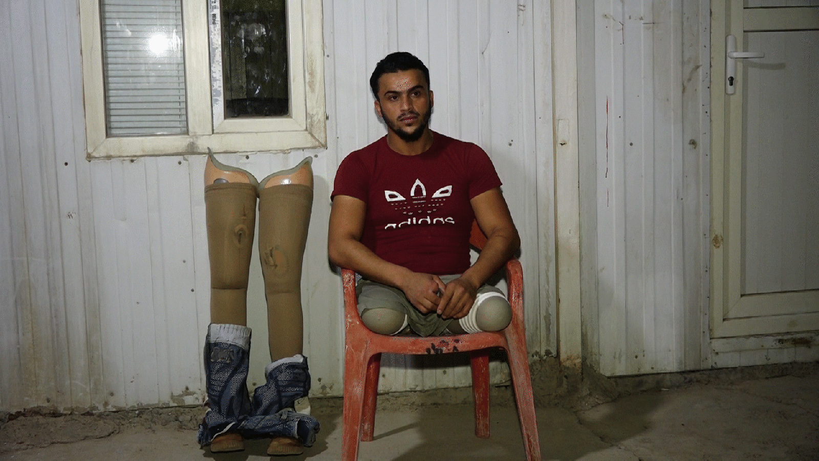 ‪رجب حصل على الأقدام الاصطناعية من أحد مستشفيات أربيل بعد أن يئس من الحصول عليها من حكومة بغداد‬ (الجزيرة)
