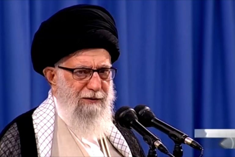 خامنئي يؤكد استمرار طهران في خفض التزاماتها بالاتفاق النووي