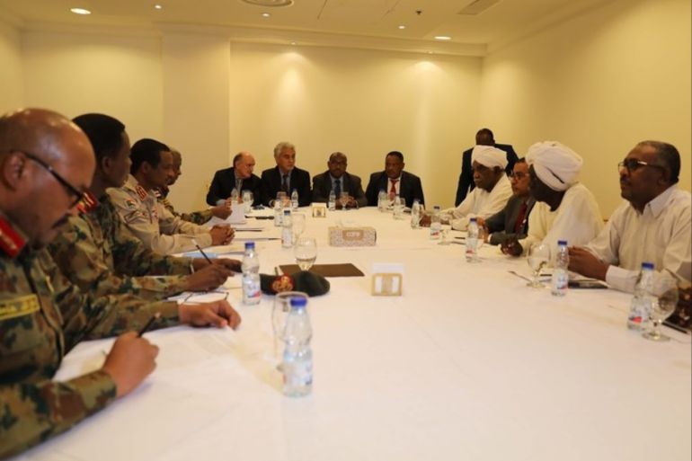 epa07693054 Representatives of the Transitional Military Council and the Freedom and Change opposition attend negotiations mediated by the African Union and Ethiopian special envoy in Khartoum, Sudan, 03 July 2019. A day earlier the African mediators said that negotiations between the Transitional Military Council (TMC) and the opposition coalition will resume on 03 July 2019 following the million man march on 30 June. EPA-EFE/MORWAN ALI