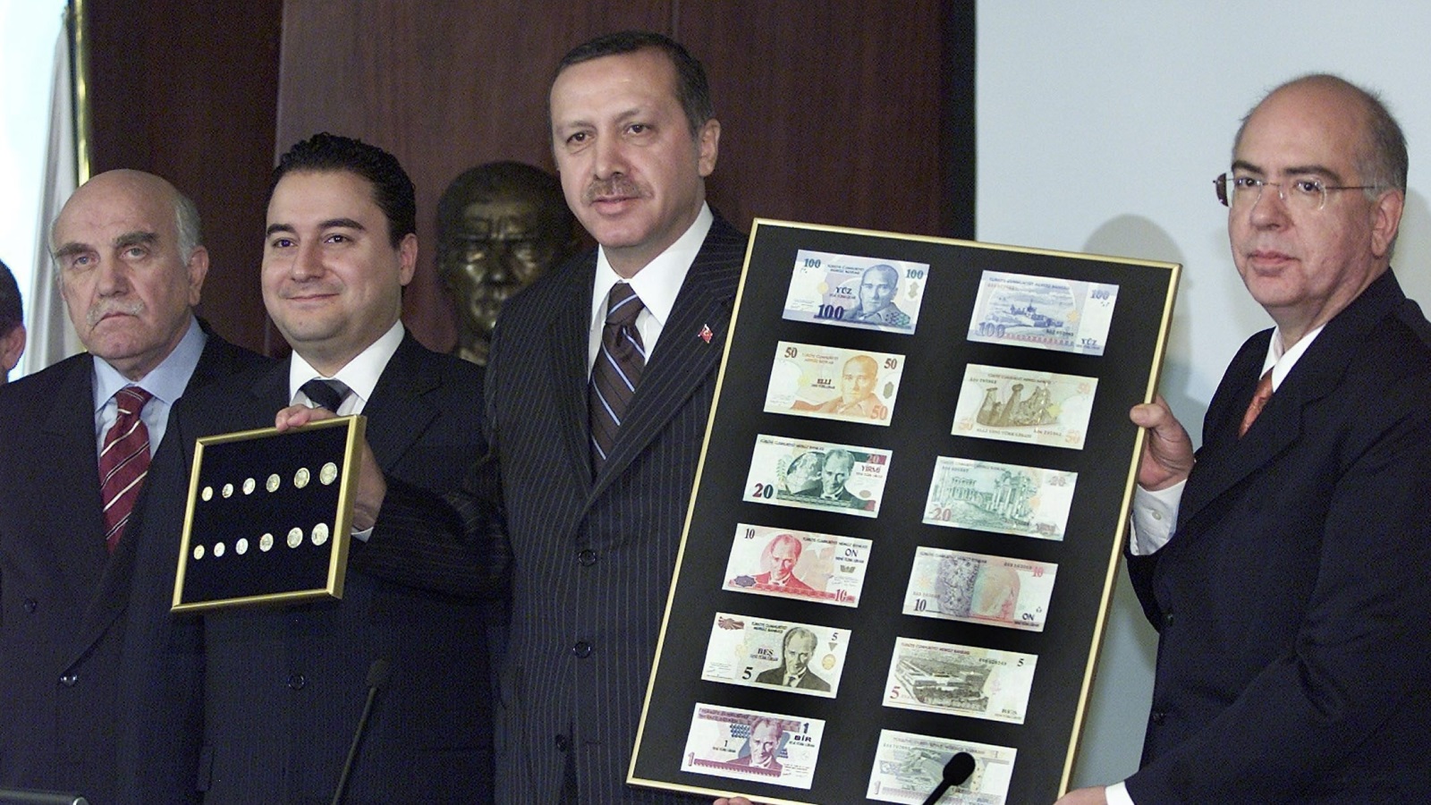 ‪أردوغان وباباجان يعلنان إصدار الليرة التركية الجديدة في أكتوبر/تشرين الأول 2004‬ أردوغان وباباجان يعلنان إصدار الليرة التركية الجديدة في أكتوبر/تشرين الأول 2004  (الأوروبية)