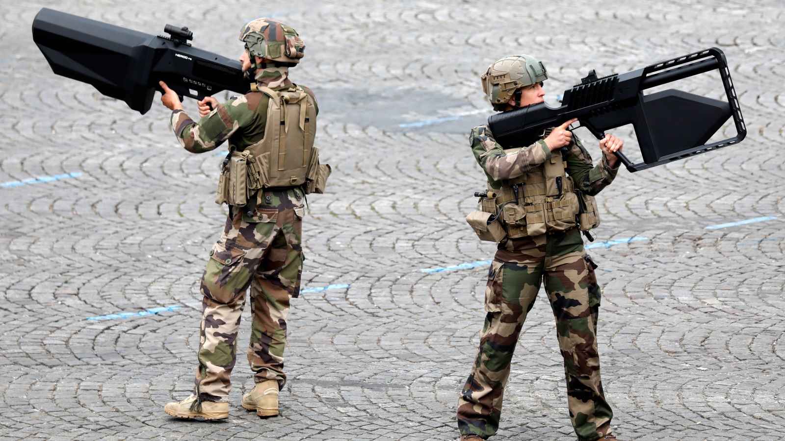 ‪عسكريان فرنسيان يحملان سلاحين مضادين للطائرات المسيرة‬ (رويترز)