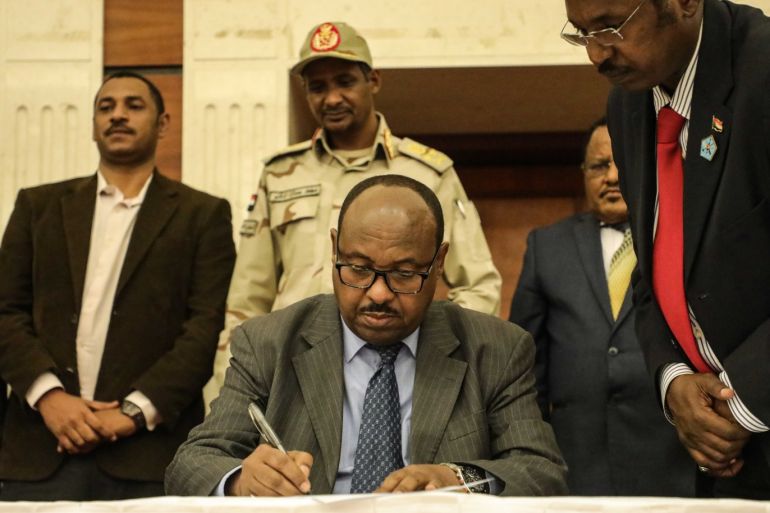 Sudan military rulers, opposition sign transition deal- - KHARTOUM, SUDAN - JULY 17 : Mahmoud Drir (C), a mediator appointed by Ethiopia's prime minister for Khartoum, attends a signing ceremony in Khartoum on July 17, 2019. Sudan's ruling military council and a coalition of opposition groups on Wednesday signed a political deal that paves the way for the handover of power to a civilian administration. The signing of the deal came after marathon talks between the Tran